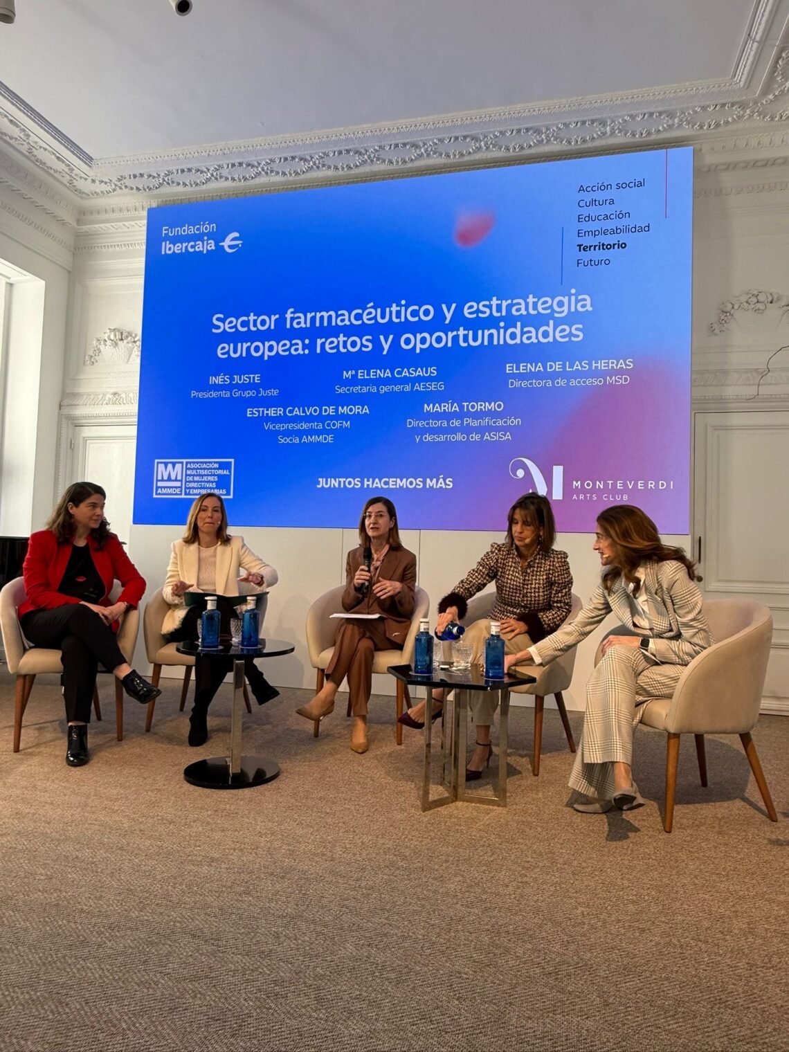 La Dra. Tormo modera una mesa de debate sobre la estrategia farmacéutica europea en un encuentro organizado por AMMDE